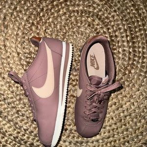 Mauve leather cortez